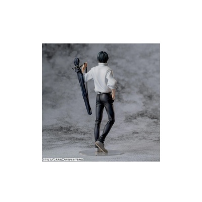Figura de homem com roupa branca e guarda-chuva preto
