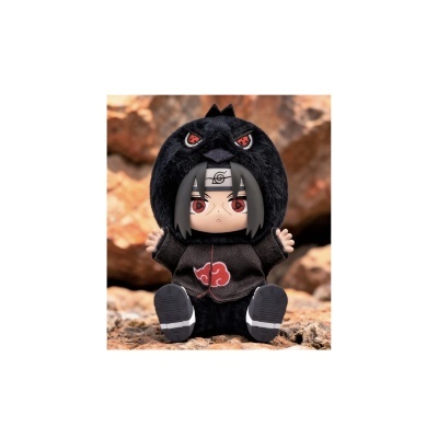 Figura colecionável de personagem com casaco preto e capuz preto com olhos vermelhos sentado em superfície de rochas