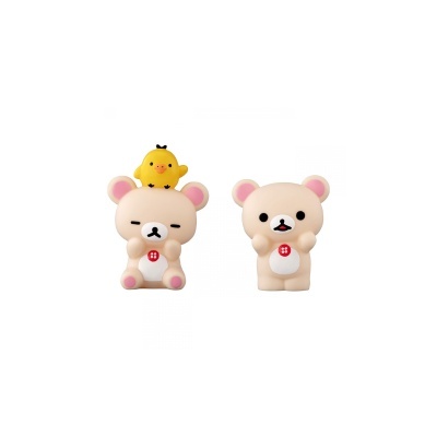 Dois bonecos de urso com pássaro amarelo em fundo branco