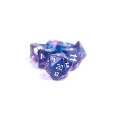 Dados poliédricos translúcidos azul e roxo com números brancos