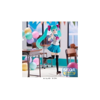 Figura colecionável Hatsune Miku com uniforme escolar e cabelo verde-azulado em sala de aula decorada