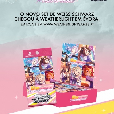 Embalagem e caixa com cartas anime Weiss Schwarz Umamusume Pretty Derby sobre fundo colorido rosa com texto promocional em português.