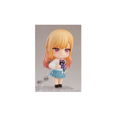 Figura de vinil de personagem feminina com cabelo loiro e camisa branca