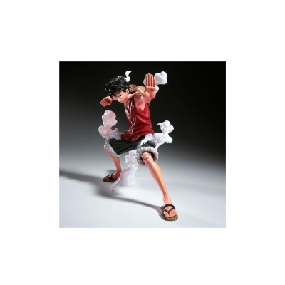 Figura de ação de personagem com colete vermelho e calções pretos rodeada por nuvens brancas.