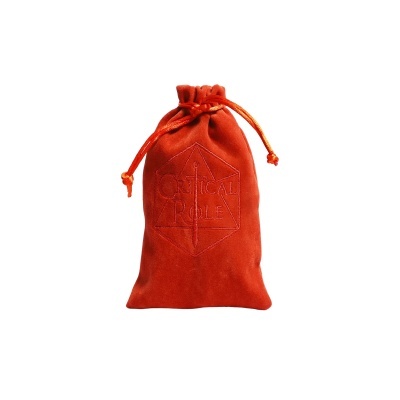 Saco de veludo vermelho com cordão laranja e logótipo CRITICAL ROLE