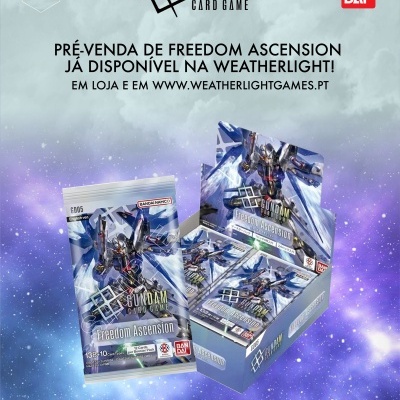 Cartas e caixa do Gundam Card Game Freedom Ascension com fundo de céu estrelado e texto promocional.