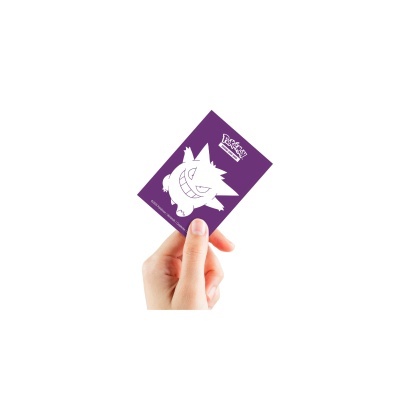 Cartão roxo Pokémon Trading Card Game com personagem Gengar segurado por uma mão