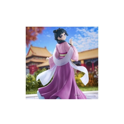 Figura de personagem com quimono rosa e arquitetura tradicional asiática ao fundo