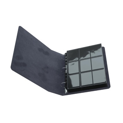 Álbum preto aberto com folhas plásticas transparentes com divisórias 3x3