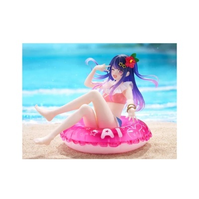 Figura anime em biquíni rosa sentada numa boia insuflável rosa na praia