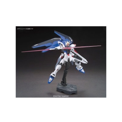 Figura de ação de robô Gundam com espada e asas azul em base preta