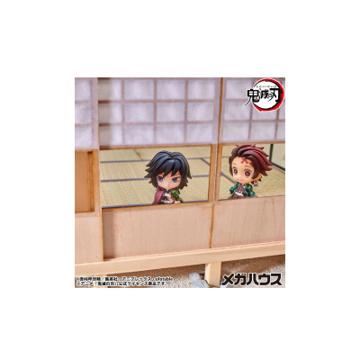 Figuras de ação anime de dois personagens tradicionais japoneses em cenário de tatame e painéis de madeira