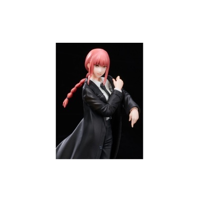 Figura anime com cabelo rosa trançado e casaco preto