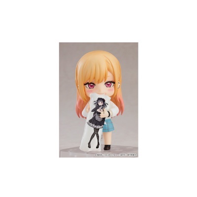 Figura anime com cabelo loiro e saia azul segurando almofada branca com desenho