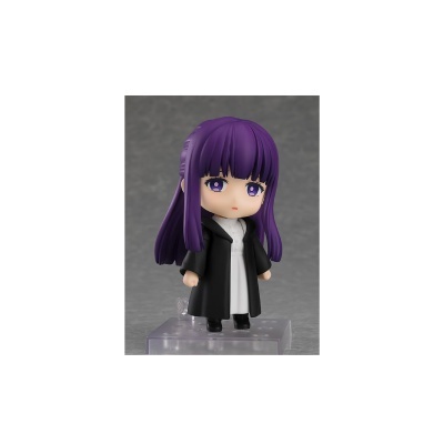 Figura colecionável com cabelo roxo, vestido branco e casaco preto