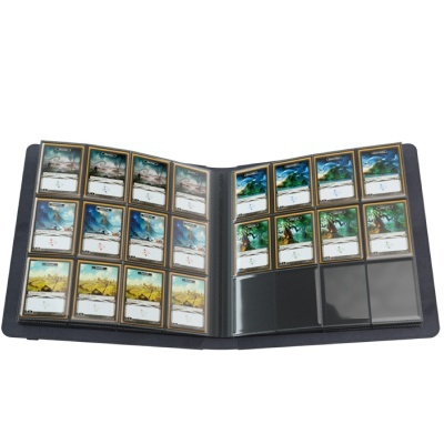 Álbum aberto de cartas colecionáveis com moldura branca e dourada em sleeves de plástico, fundo branco e capa preta.