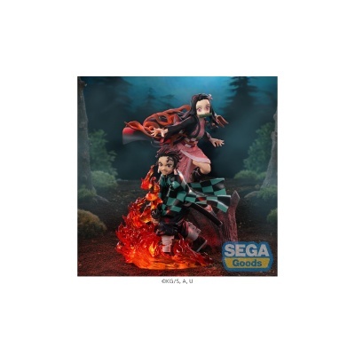 Figuras de ação de dois personagens com roupas detalhadas e base de chamas vermelhas com floresta ao fundo