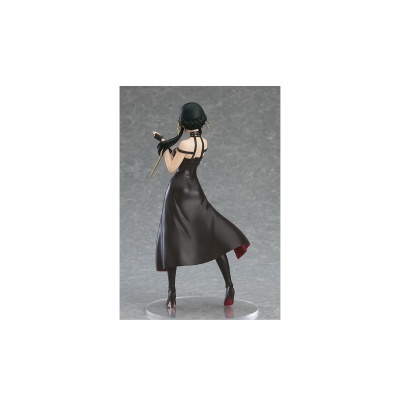 Figura colecionável feminina com vestido preto e sapatos de salto alto.