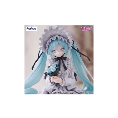 Estatueta anime com vestido branco e cabelo azul claro segurando flores azuis