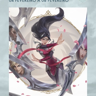 Imagem de evento semanal com personagem fêmea em roupa roxa e prata entre lâminas metálicas e pétalas cor-de-rosa