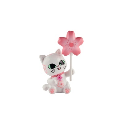 Figura decorativa de gato branco com padrão floral rosa segurando uma flor rosa