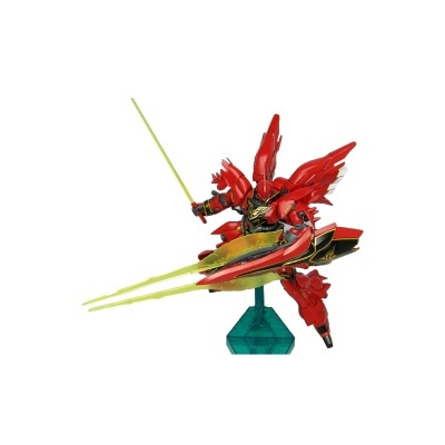Figura robótica vermelha com espada e escudo em suporte verde, fundo branco