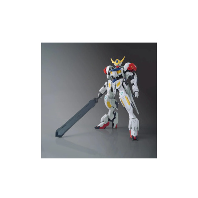 Figura de robô/mecha articulado a segurar uma espada grande.