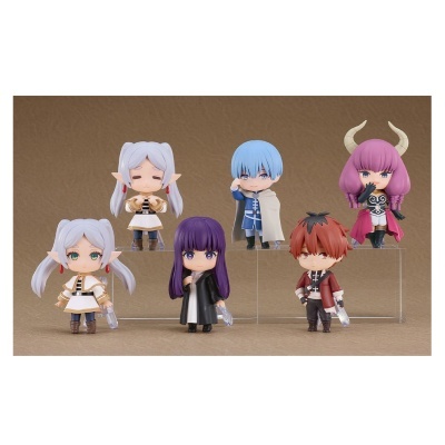 Seis figuras de ação estilo chibi com cabelos coloridos, roupas detalhadas e acessórios, exibidas em suportes transparentes, fundo castanho