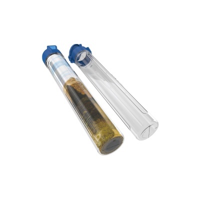 Duas caixas tubulares transparentes com tampas azuis, uma com produto e outra vazia