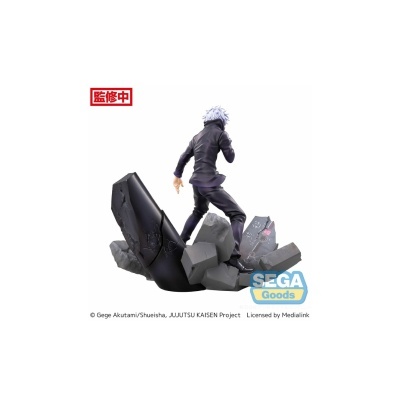 Figura colecionável de personagem masculino de cabelo branco e roupa preta sobre base de pedras.