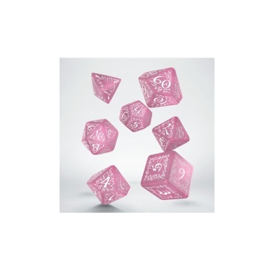 Dados poligonais rosas com números brancos