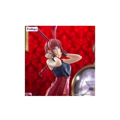 Figura de personagem feminina vestida a preto e vermelho com orelhas de coelho e cabelo em trança com fundo vermelho e relógio antigo.