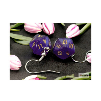 Brincos com dados roxos e números dourados entre flores rosas
