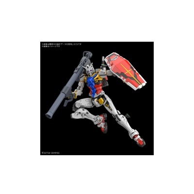 Figura articulada de robô com armadura colorida e escudo vermelho