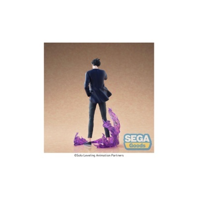 Estátua de figura masculina de costas com efeitos de fogo roxo