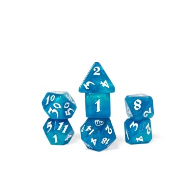 Conjunto de dados azuis translúcidos com números brancos, empilhados sobre fundo branco.