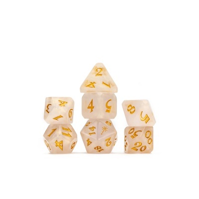 Conjunto de dados de RPG translúcidos brancos com números dourados sobre fundo branco