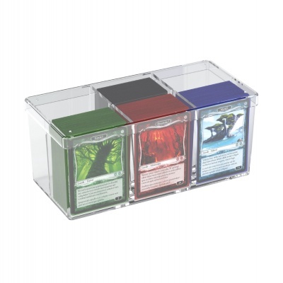 Estojo transparente com três compartimentos contendo cartas verdes, vermelhas e azuis