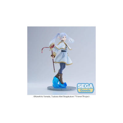 Figura de ação da personagem Frieren com capa branca, botas castanhas e cajado em base azul