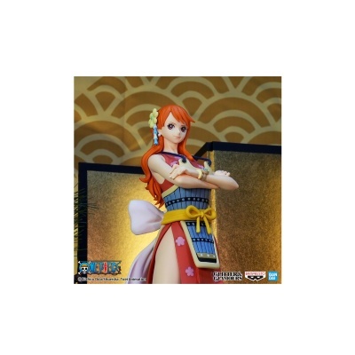 Figura colecionável Nami de One Piece com quimono rosa e faixa amarela