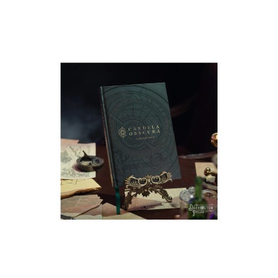 Livro Candela Obscura Core Rulebook verde escuro com detalhes dourados sobre suporte dourado vintage