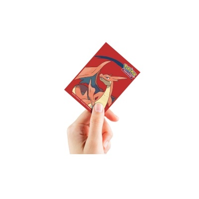 Cartão Pokémon Charizard vermelho segurado por mão humana