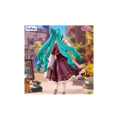 Figura colecionável com cabelo verde e vestido vinho em fundo decorativo