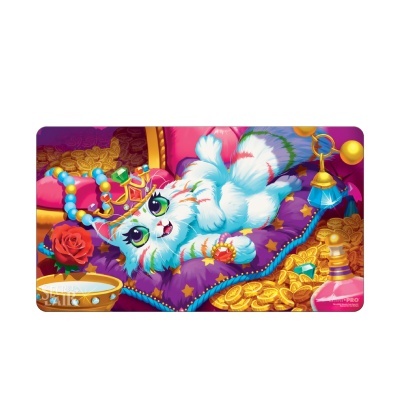 Ilustração de gato branco deitado em almofadão rodeado de moedas e joias