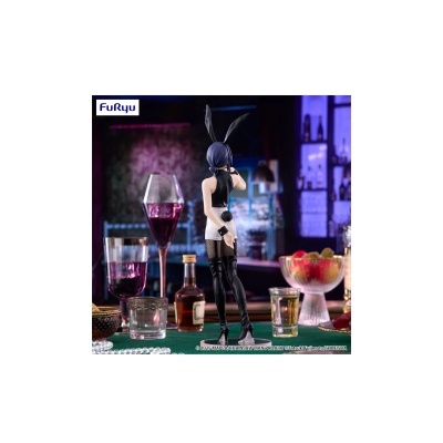 Figura colecionável de personagem feminina com roupa de coelha preta e branca em bar