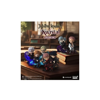 Miniaturas coloridas dos personagens de Jujutsu Kaisen sobre mesa de madeira com livros