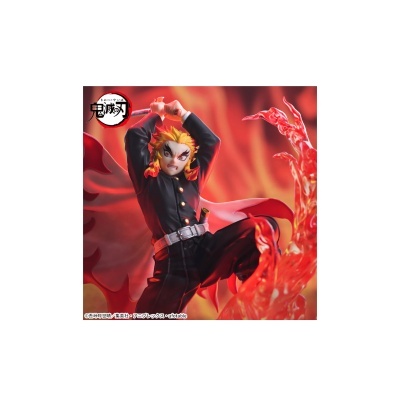 Figura de personagem em uniforme preto e capa vermelha com espada e cabelos amarelos, em fundo de chamas vermelhas.