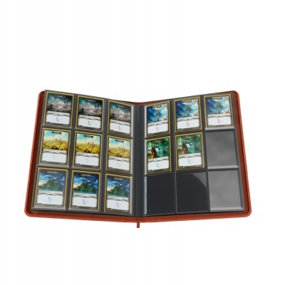 Álbum laranja aberto com cartas de jogo variadas em páginas plásticas