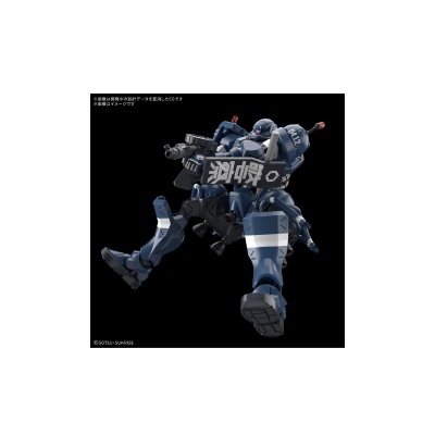 Modelo CG de robô mecânico azul com arma e placa com texto japonês, fundo preto