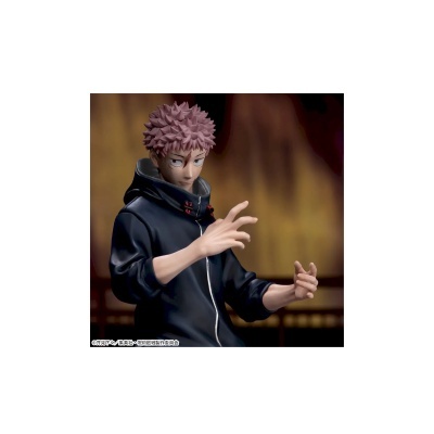 Figura de ação de personagem de anime com cabelo rosa e casaco preto.